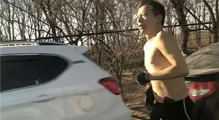 张朝阳被拍到冬天赤裸上身户外跑.jpg